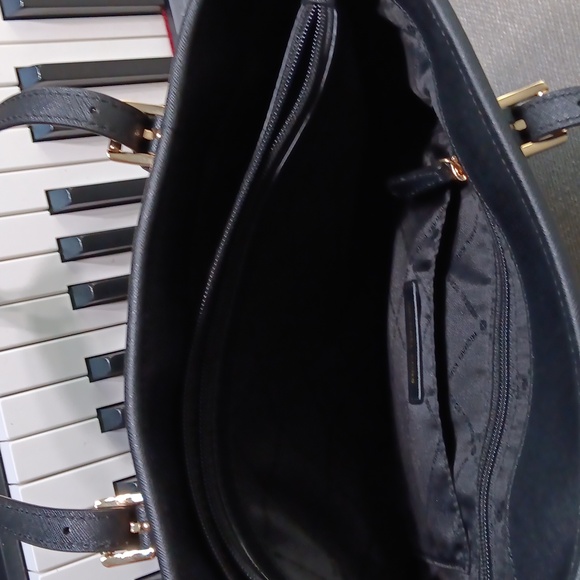 Michael Kors Jet Set Multifunction Purse - Picture 3 of 5